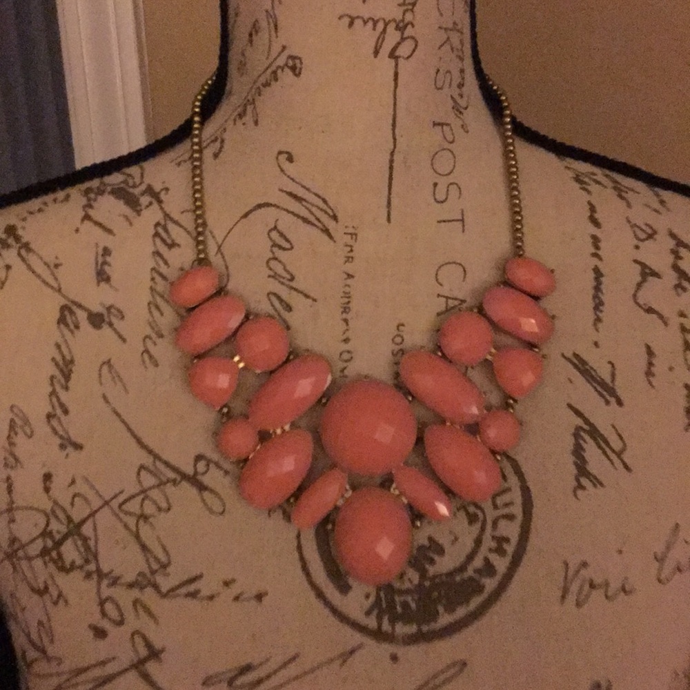Beautiful necklace coral color from Francesca’s
